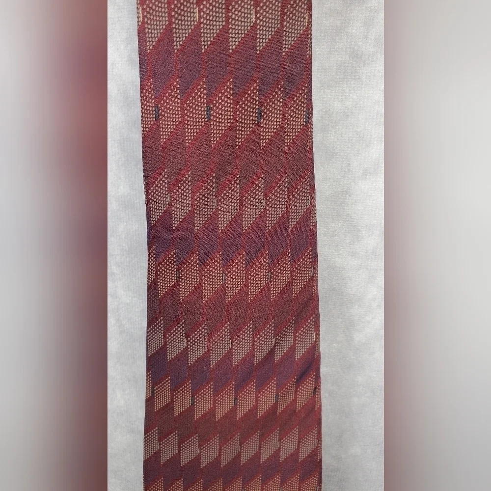 DKNY Men’s Silk Tie Burgundy Geometric‎ pattern